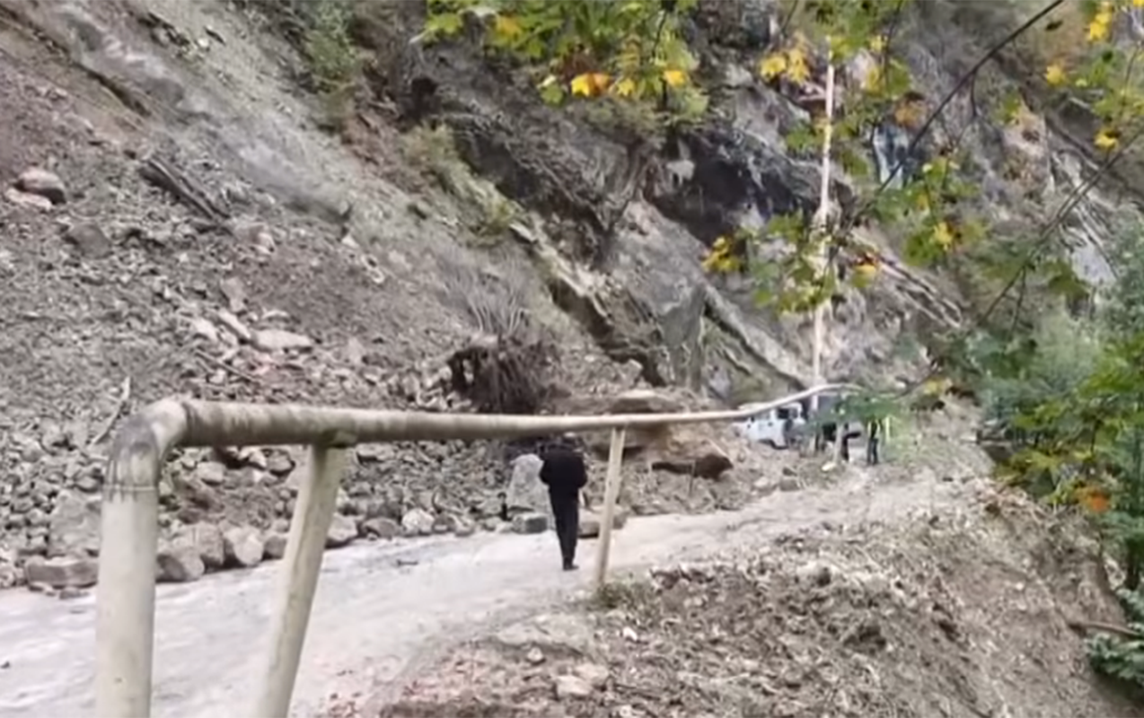 Quba-Xınalıq yolunda torpaq sürüşməsi - Hərəkət dayandı