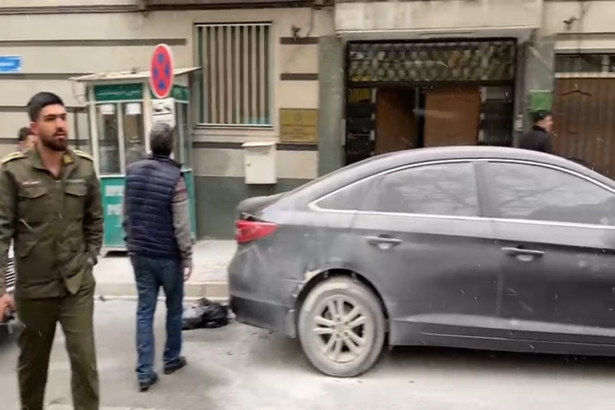 Azərbaycanın İrandakı səfirliyinə silahlı hücum olub, ölən və xəsarət alan var