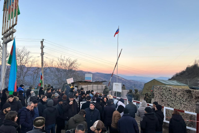 Şuşa-Xankəndi yolunda keçirilən etiraz aksiyasının iştirakçıları - BƏYANAT YAYDI